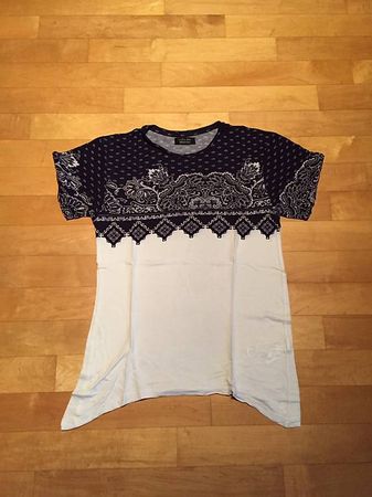 Weisses T-Shirt mit blauem Muster (Grösse M)