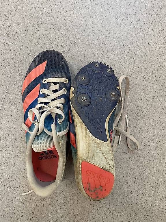 Scarpe da uomo: Nagelschuhe Adidas Grösse 33 – Usato da Villmergen venduto da Mish85