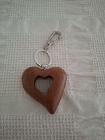 Portachiavi, a forma di cuore, in legno, realizzato a mano.