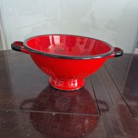 Rotes, emailliertes Sieb mit Griffen, Retro-Stil, gut erhalt