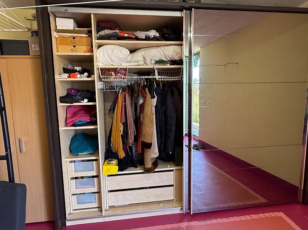 Armadi: Pfister Kleiderschrank – Usato da Fribourg venduto da 1thaila 1
