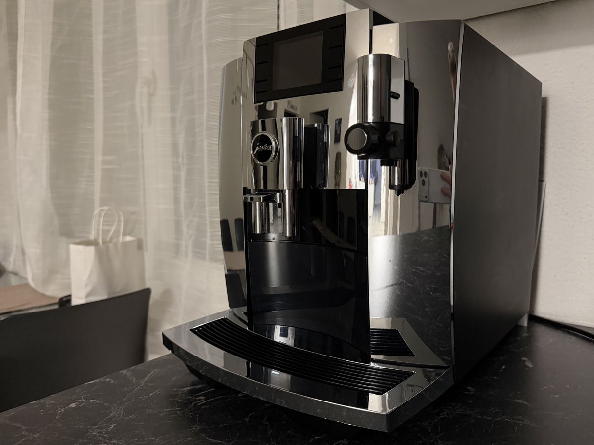 Jura Kaffeemaschinen & Espressomaschinen: Jura E8 Kaffeevollautomat Chrome – Gebraucht aus Zuchwil von ninschge 2