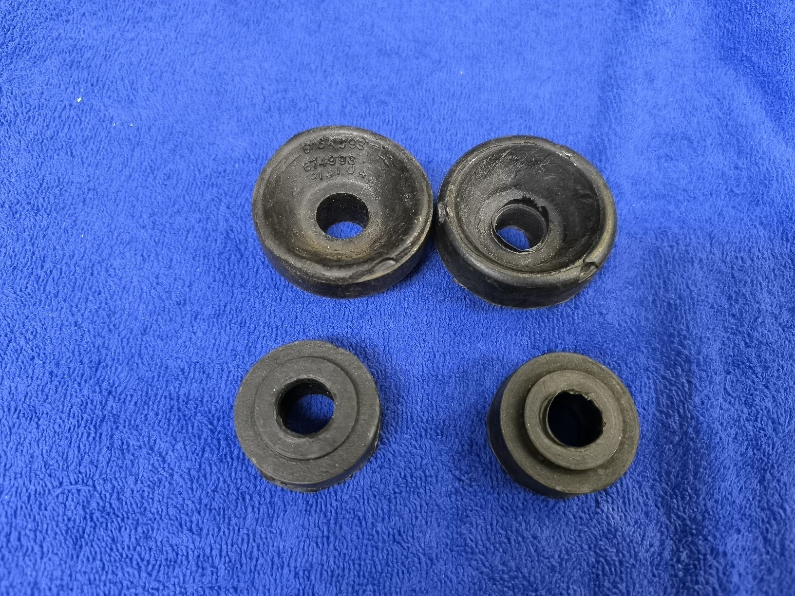Tutti pezzi di ricambio auto: 4 x Motorlager Studebaker diverse siehe Foto – Nuovo (secondo la descrizione) da Oberwil b. Zug venduto da Gto469