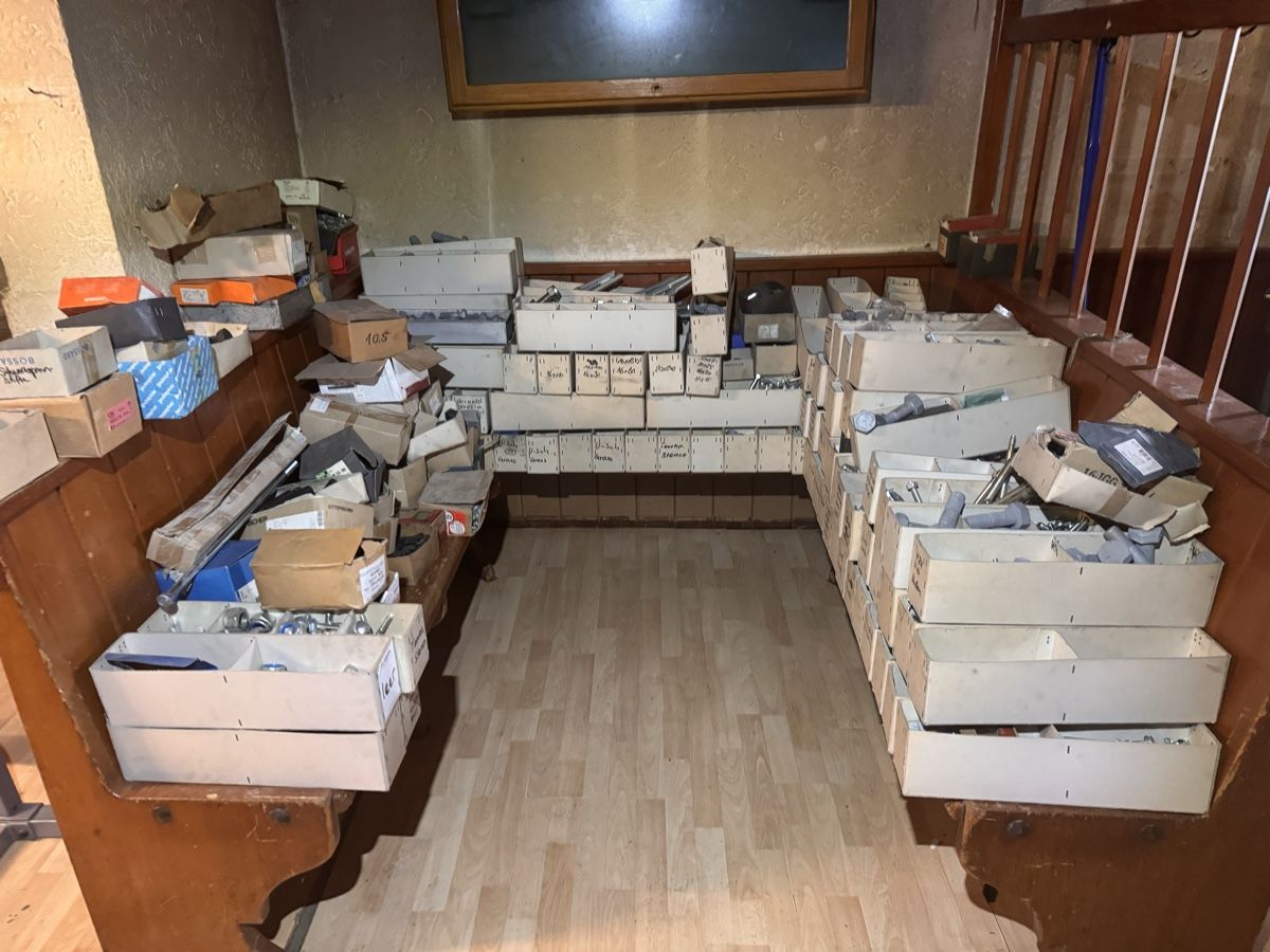Tutti gli attrezzi: Grosser Posten Schrauben, Muttern und Befestigungsmaterial – Nuovo (secondo la descrizione) da Oberhofen AG venduto da valo-ha