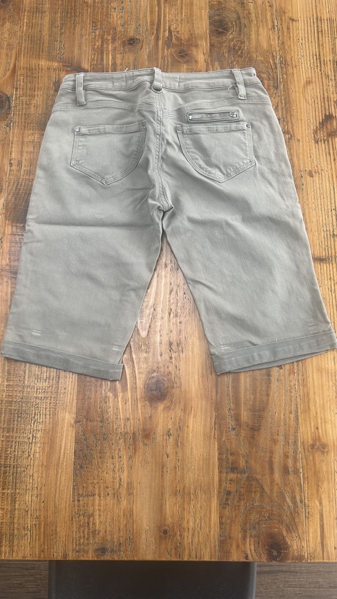 Pantaloni: Shorts Damen Khakifarben – Usato da Erlinsbach venduto da Basi67 1