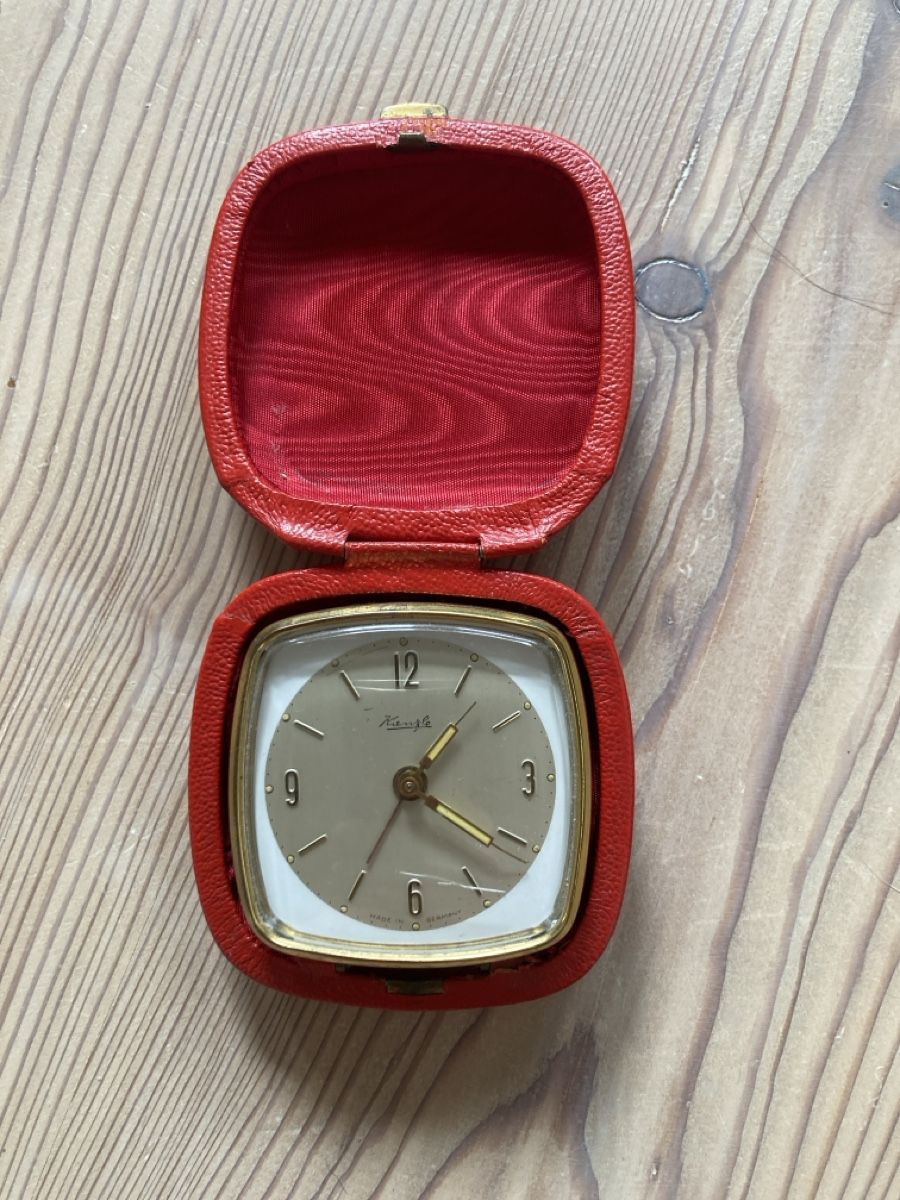 Kienzle Montres: Kienzle Reisewecker – Défectueux à Herisau par Sifgana