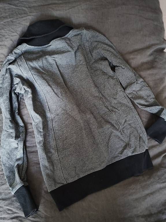 Maglioni & Felpe: Origineller Pullover mit coolen Details in schwarz-grau – Usato da Zürich venduto da brendlerb 1