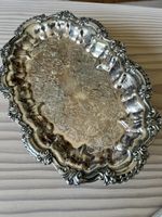Antikes versilbertes Servivetablett mit Ornament 