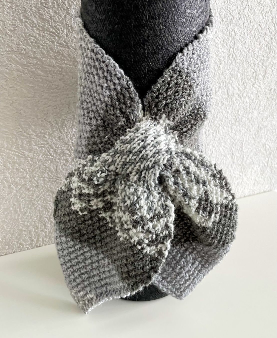 Foulard & Sciarpe: Halstuch / Schal mit Schlüsselloch-Technik – Nuovo e nell'imballaggio originale da Täuffelen venduto da sohalt