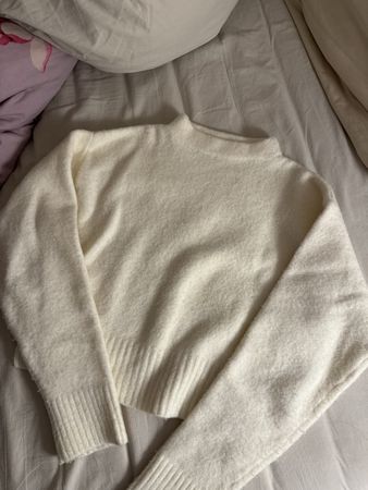 ZARA Pullover in Creme, Grösse S, flauschig und warm für den