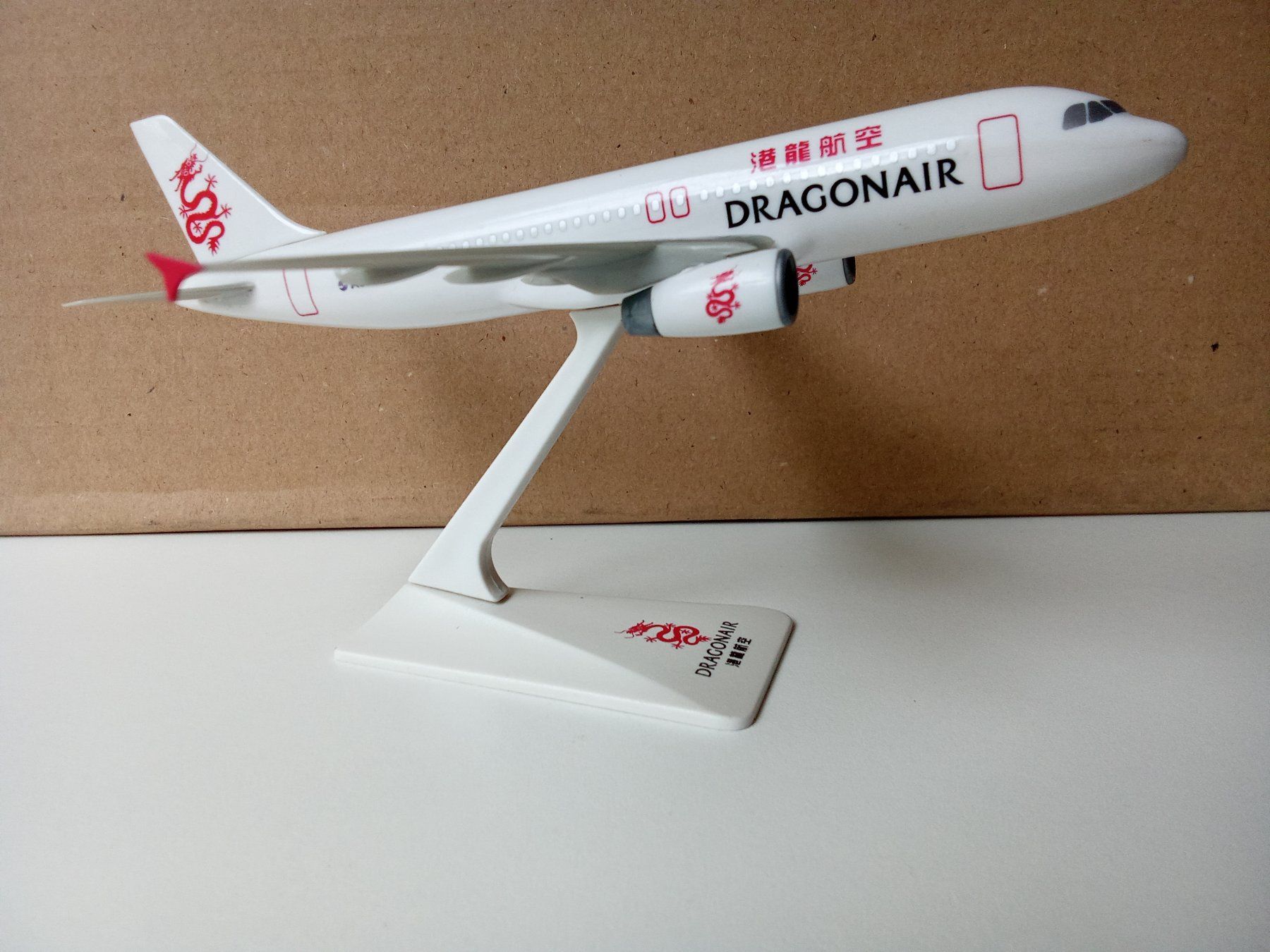 Airbus Kit di modellismo & Modellini statici: Flugzeugmodell A 320 der DRAGONAIR – Usato da Bilten venduto da Bora3 3