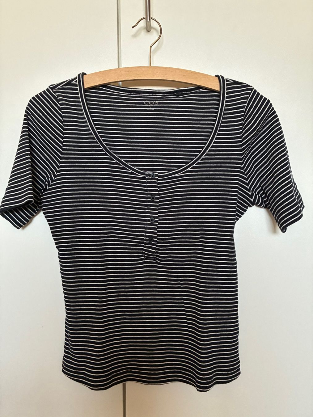 Cos T-shirt: COS gestreiftes T-Shirt – Usato da Dübendorf venduto da streamlining