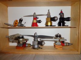 Cox Modellmotoren mit Vitrine