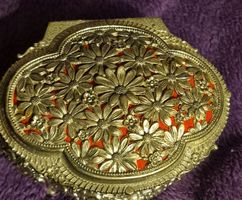 Boite à bijoux décorée fleurs métal doré vintage