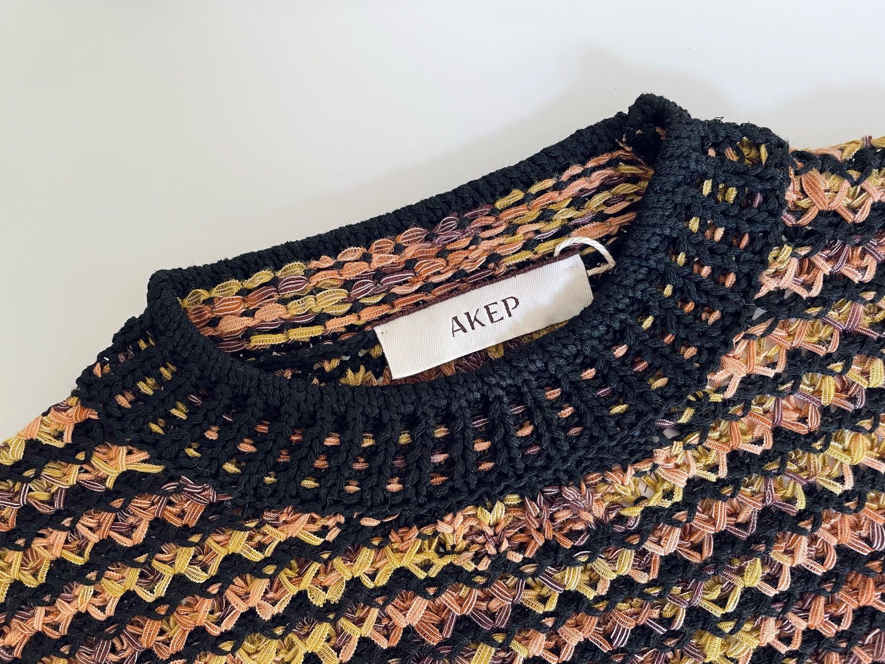 Top: Top AKÈP M multicolor crochet/cropped nuovo – Nuovo e nell'imballaggio originale da Bellinzona venduto da Sveva-Style-Hunter