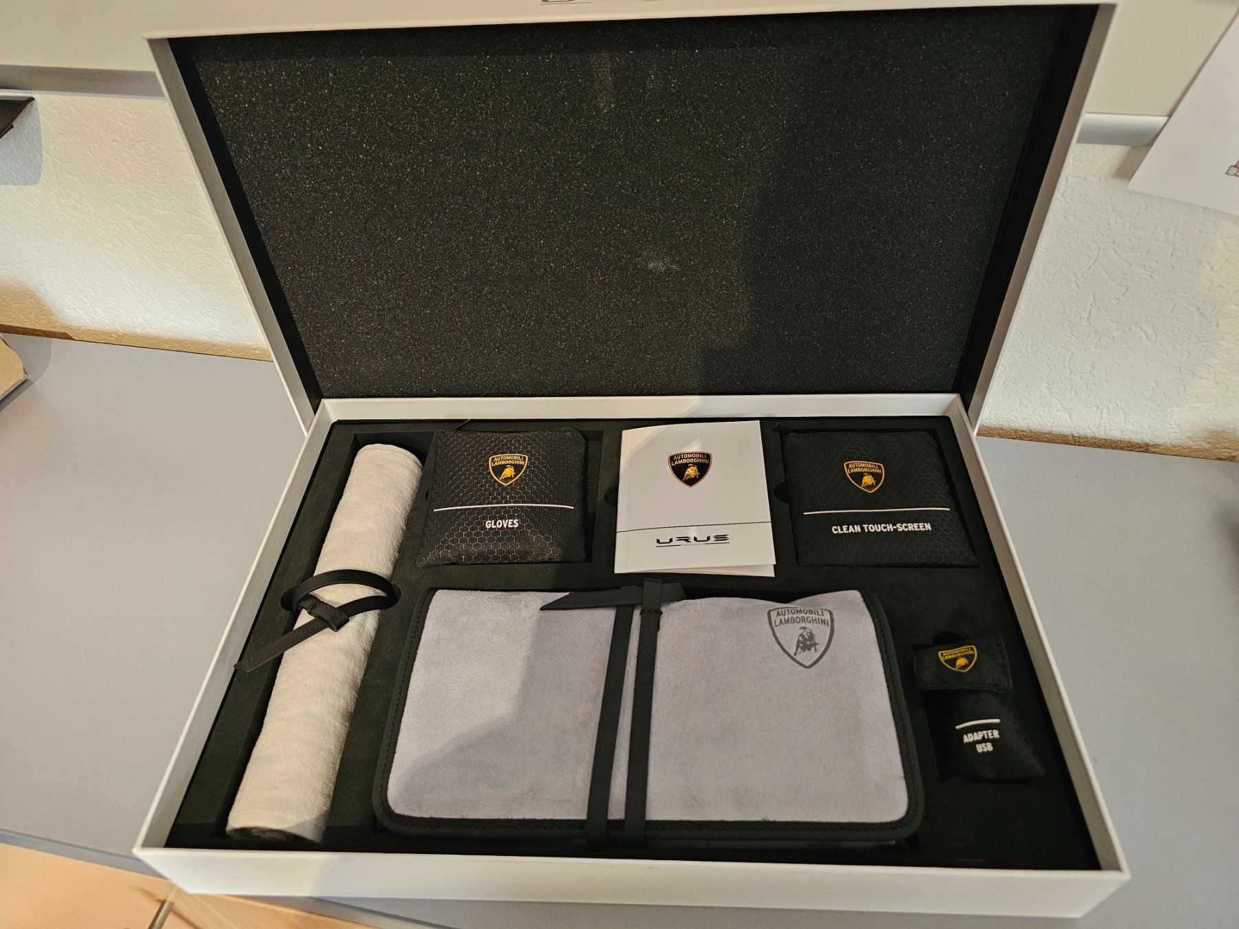 Accessori per altri veicoli: Lamborghini Urus Welcome Kit – Nuovo e nell'imballaggio originale da Affoltern am Albis venduto da Cars.GmbH
