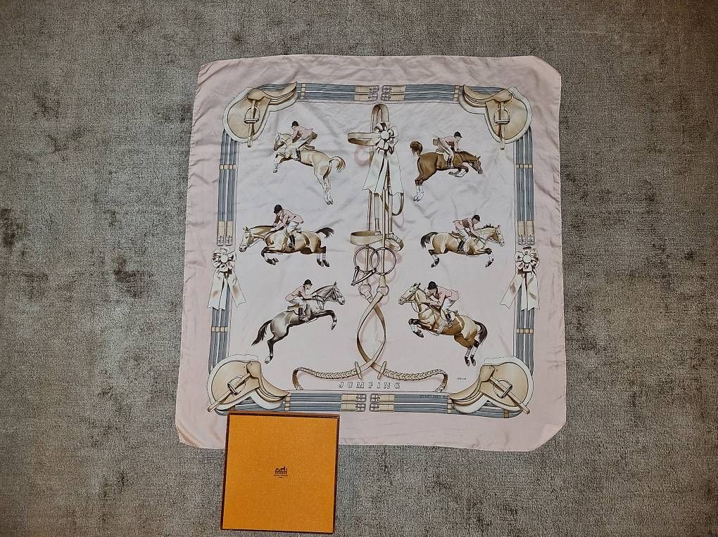 Hermès Foulards & écharpes: Carré Hermès-Paris appelé "Jumping" – D'occasion à Carouge GE par Mel291216