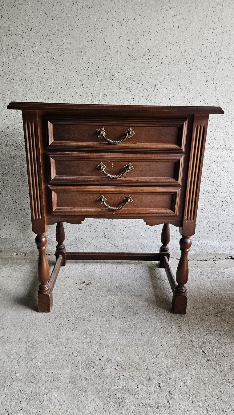 Cassettiere: Antiker Holz-Kommode mit 3 Schubladen, – Usato da Tamins venduto da DOT89