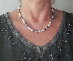 Elegante Halskette mit Perlen und Kristallen - Neuwertig!