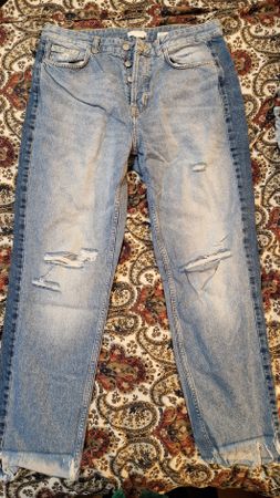 Trendige Destroyed Jeans mit seitl. Streifen, H&M, Gr. 44