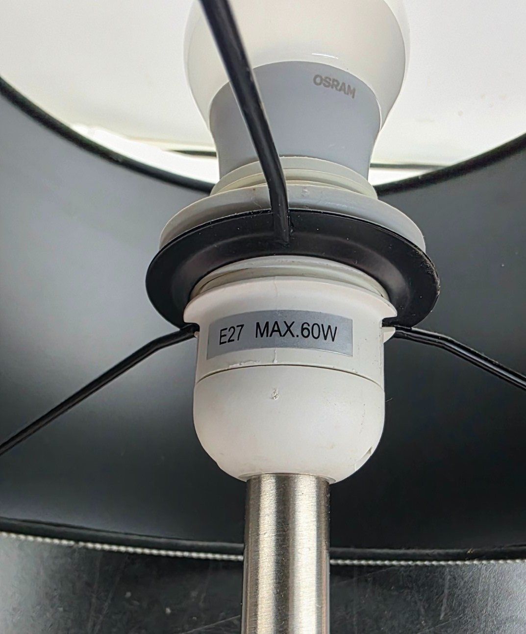 Lampade: Moderne Tischleuchte mit schwarzem Plissee-Schirm – Usato da Flums venduto da Flumsantik 4