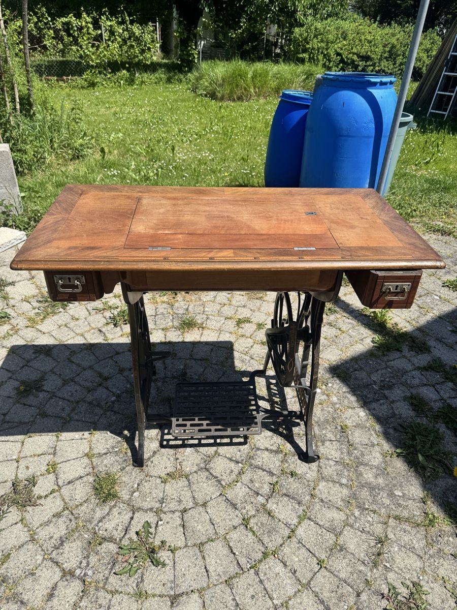 Phoenix Macchine da cucire: Antique Phoenix Sewing Machine Table – Usato da Seuzach venduto da Wolf936 1