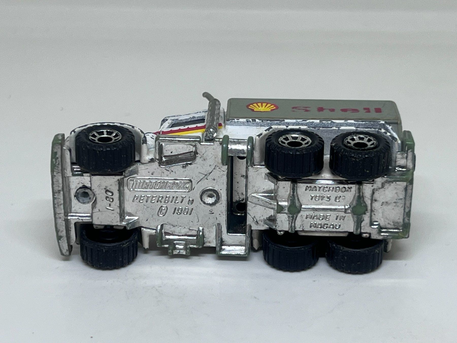 Matchbox Modellini d'auto: Matchbox Peterbilt Tanker Truck #234 – Usato da Wildegg venduto da LaaBoutique 3