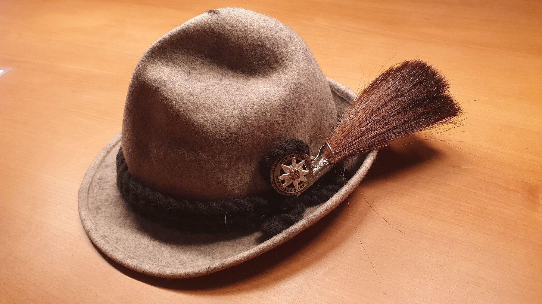 Chapeaux, bonnets & casquettes: Trachtenhut mit Gamsbart – D'occasion à Bottmingen par Sgt-Pepper