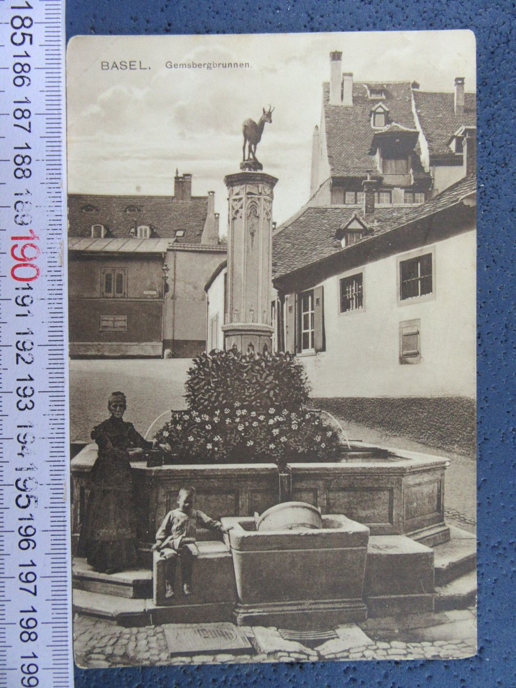 Ansichtskarten: BASEL GEMSBERG-BRUNNEN BELEBT AK-BS – Gebraucht aus Ettingen von Hausi4711