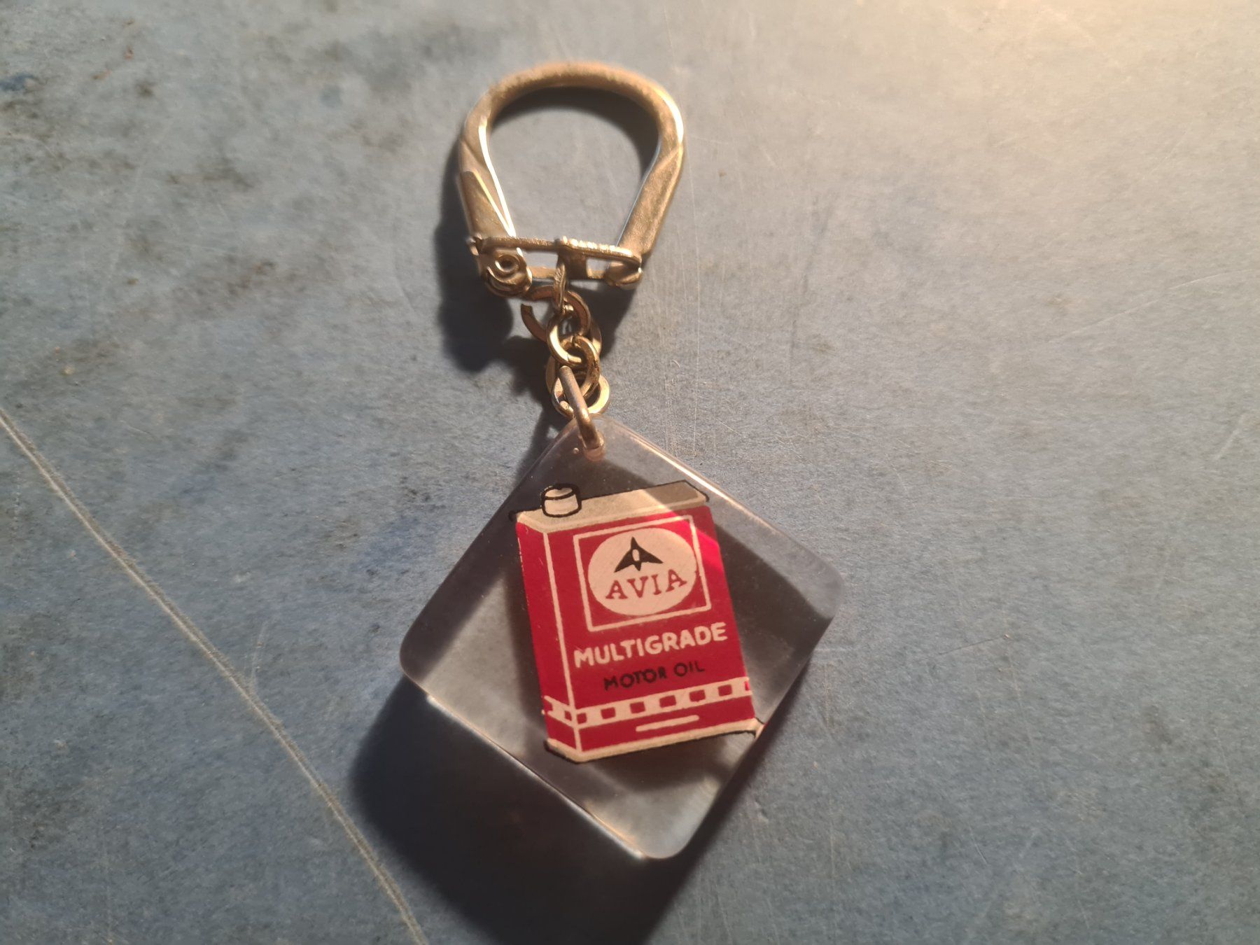 Porte-clés: AVIA  MULTIGRADE  BIDON  PORTE CLE  VINTAGE – D'occasion à Bellevue par BURGOLMANIA