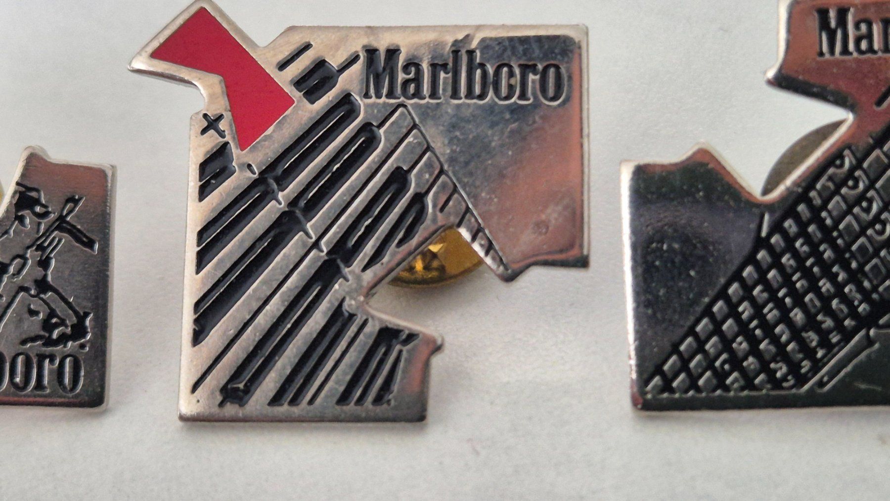 Marlboro Placchette & Badge: 3er Set   MARLBORO       -     Pin – Usato da Niederweningen venduto da Obson 3