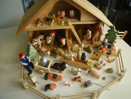 schöner Bauernhof Stall mit 31 verschiedene Holztieren