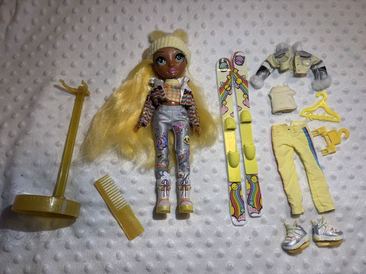 MGA Puppen: Rainbow High Winter Break Sunny Madison Puppe+Ski – Gebraucht aus Rüti ZH von Crystal_Bloom 1