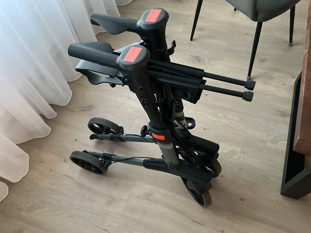 Aides à la marche: Rollator neuwertig – D'occasion à baar par Wottau 1