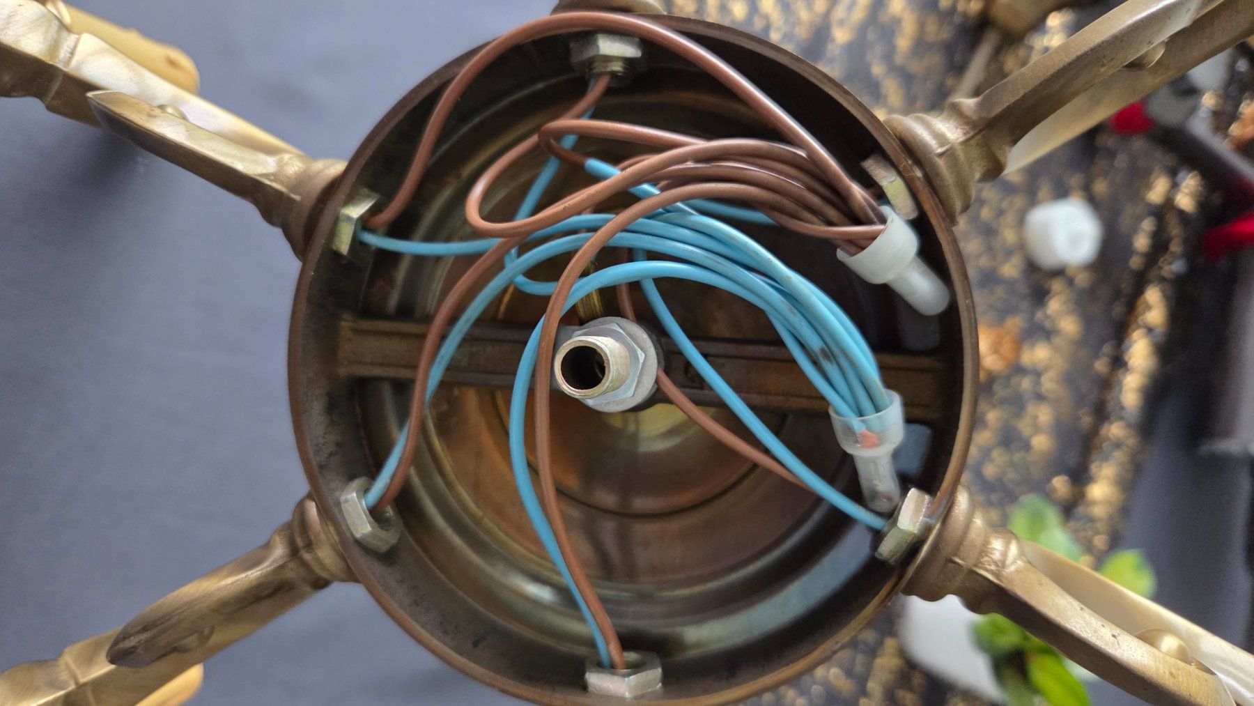 Lampadari & plafoniere: Lustre ancien en bronze à six branches – Usato da Corseaux venduto da 4CAHUETE 4