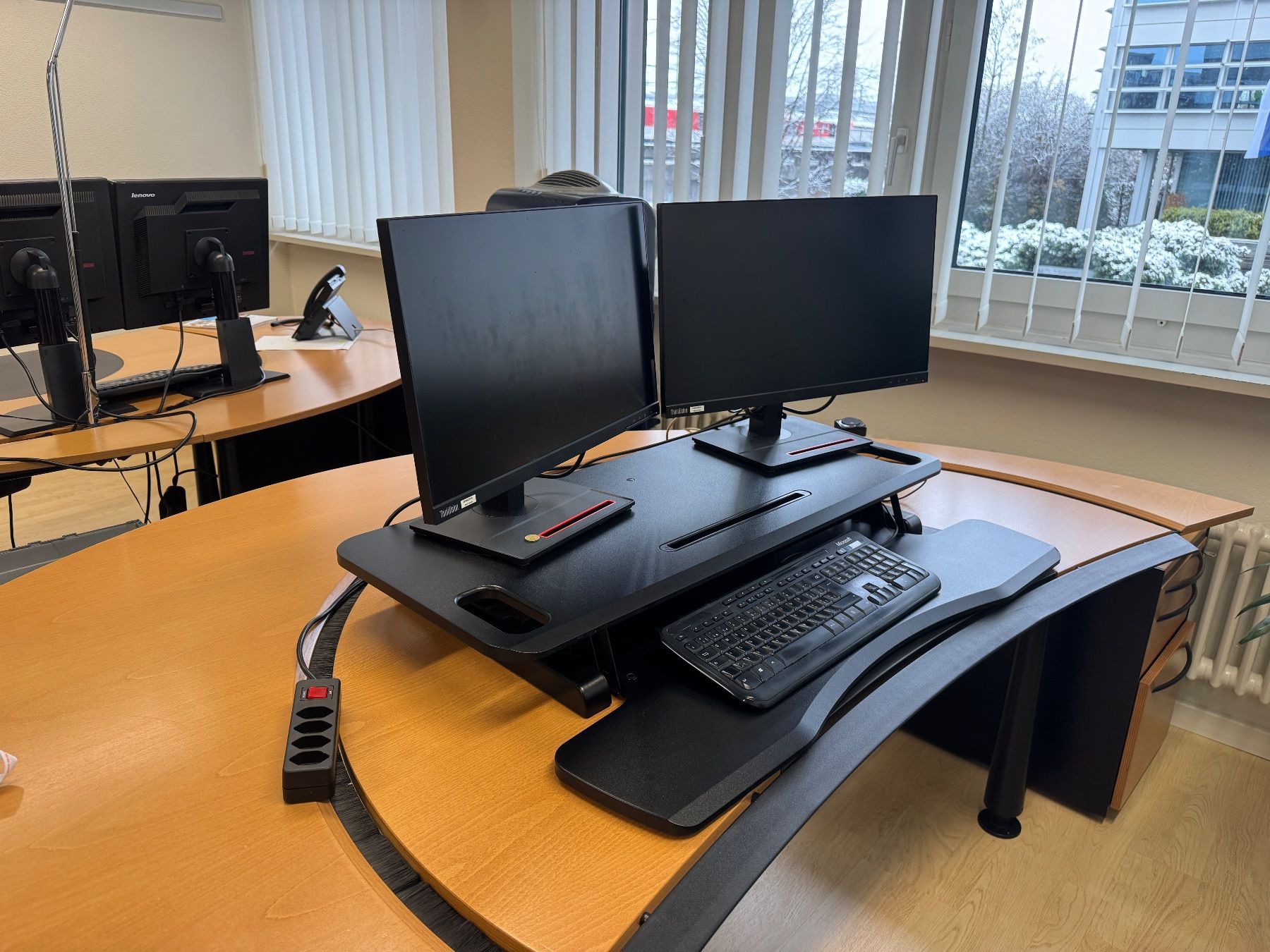 Staffa per monitor: Neomounts Stand-sit workplace table/desk – Usato da Zug venduto da E.Adrian
