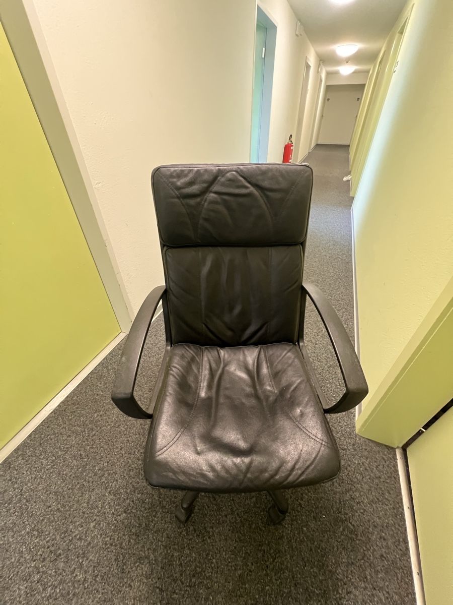 Poltrone: Black Leather Office Chair – Usato da Bern venduto da fen_7rn8