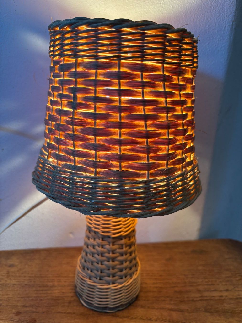 Lampade: Wunderschöne Vintage Tischlampe aus Peddigrohr – Usato da Horgen venduto da uge_pd5p