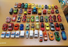 Spielzeugautos  Sammlung diverse Modelle 60 Stk bespielt.