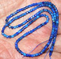 Stein Perlen Strang L-8900 – Lapislazuli Würfel 2x2mm 39cm F