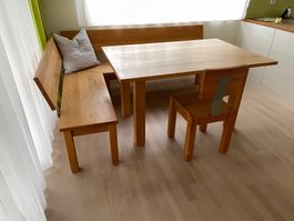 Eckbank mit Tisch und zwei Stühlen, Kernbuche massiv geölt
