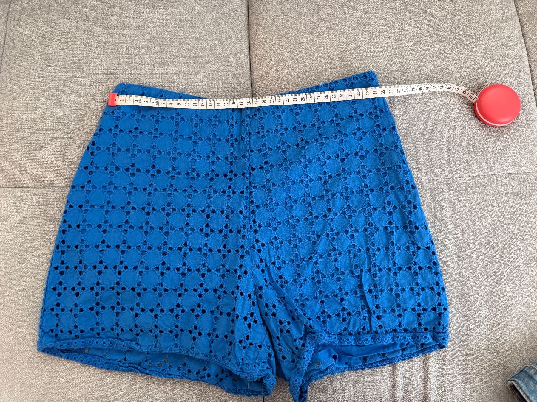 Zara Hosen: Zara Royal Blue Eyelet Shorts - size M – Gebraucht aus Prangins von ale_f88f 2