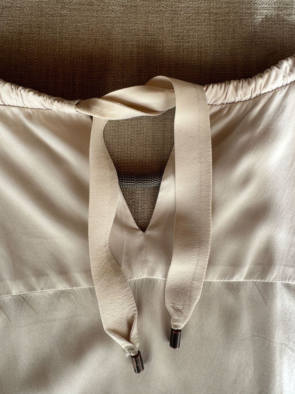 Brunello Cucinelli Top: Damen Seidentop Brunello Cucinelli beige – Usato da Baar venduto da Arina2 1