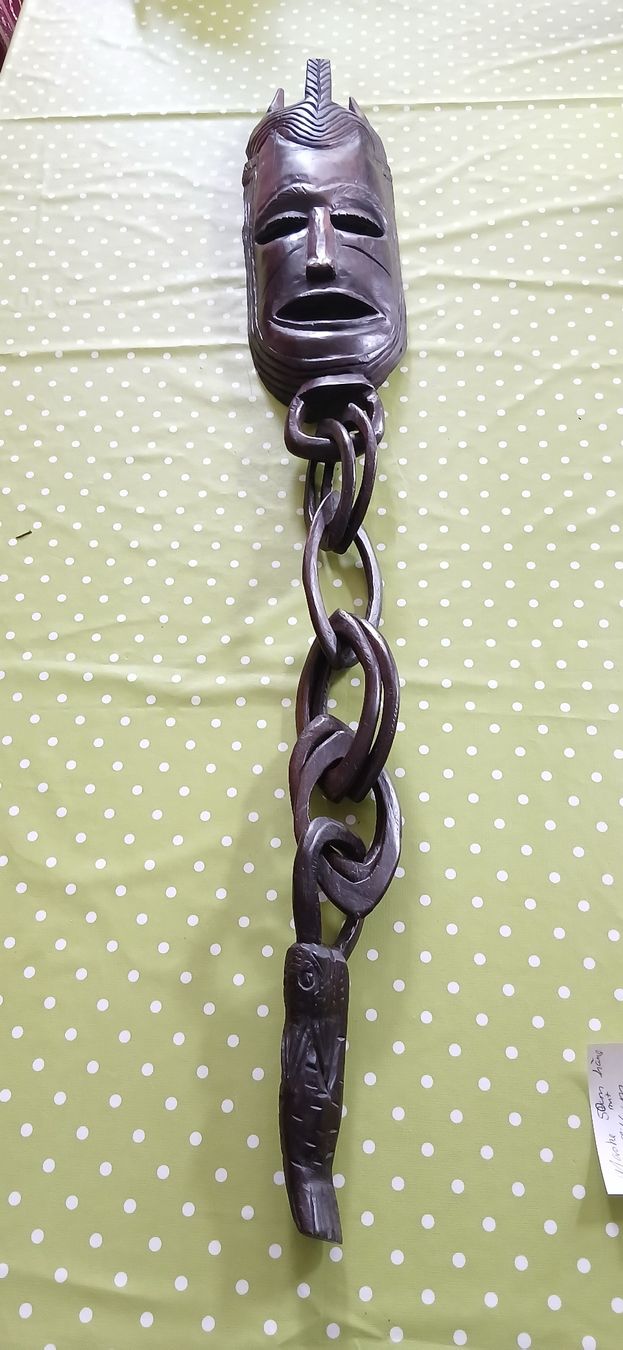 Internationale Kunst: Afrikanische grosse Holzmaske mit Kette Glück handgeschnitzt – Gebraucht aus Spreitenbach von Luckylines 4