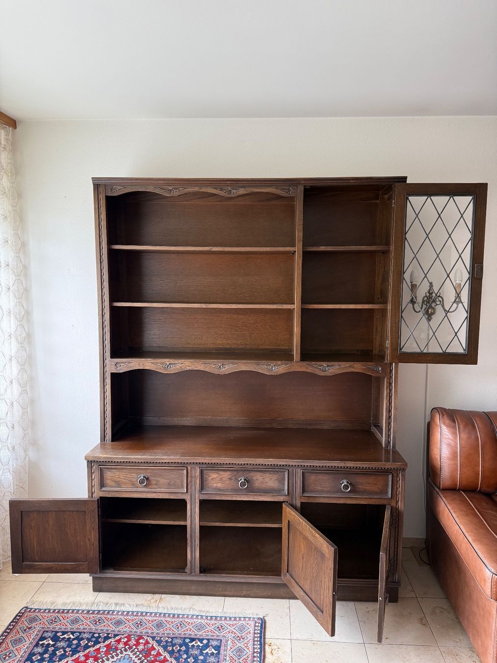 Vetrine: Massiver Eichen-Vitrinenschrank im Tudor-Stil – Usato da Itingen venduto da uhu777