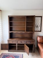Massiver Eichen-Vitrinenschrank im Tudor-Stil