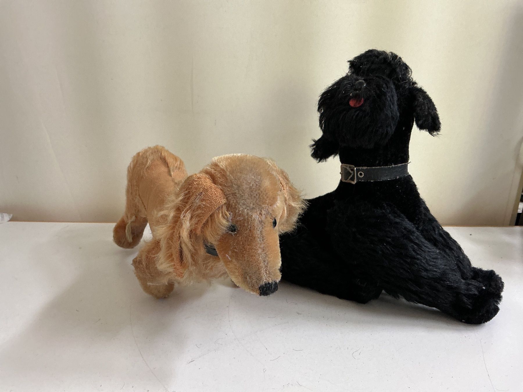 Spielzeuge: Antike Stofftiere Hunde – Gebraucht aus Bern von vielerart