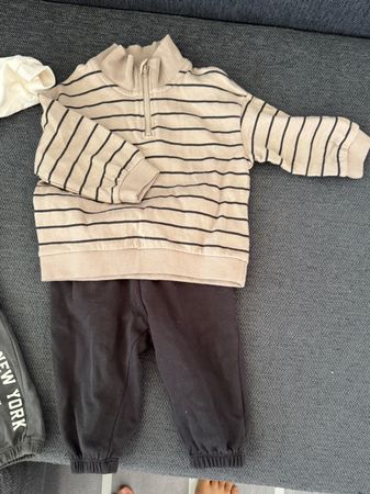 Ein Baby-set aus Oberteil und Hose von H&M – Gr. 74