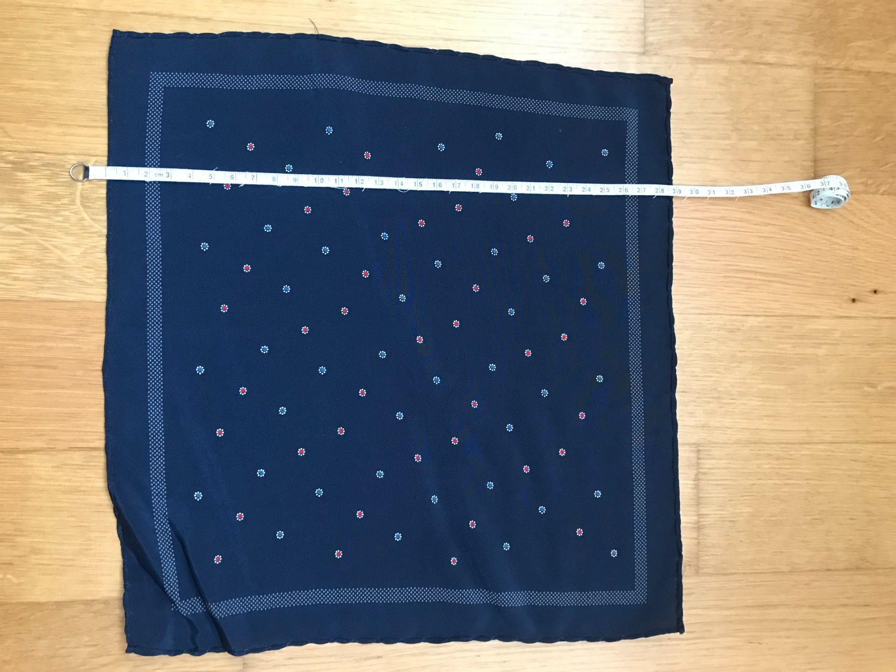 Foulard & Sciarpe: Einstecktuch / Pochette dunkelblau mit Blumenmuster – Usato da Zug venduto da WinCi 4
