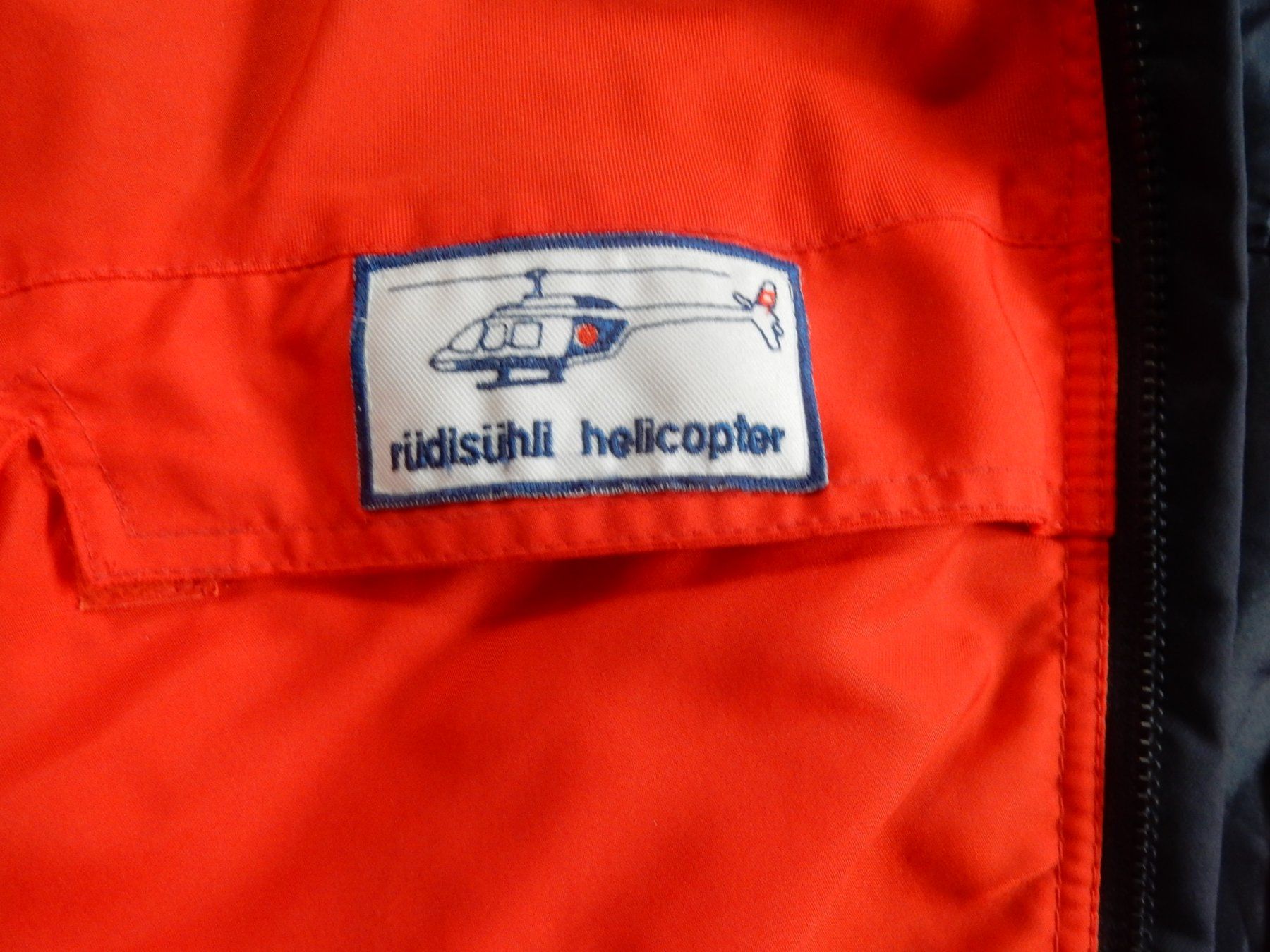 Giacche: Outdoorjacke mit Logo einer Helikopterfirma – Usato da Waldstatt venduto da Kananaskis1 1